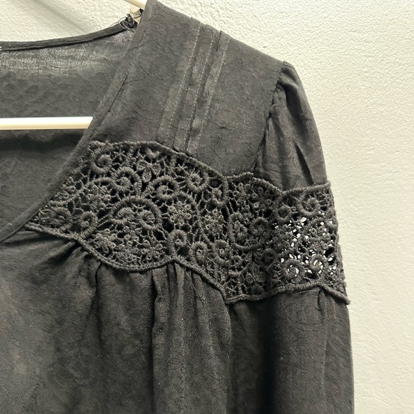 💝 Cute lace trimmed long sleeve top like new condition never worn. - Picture 3 of 7
